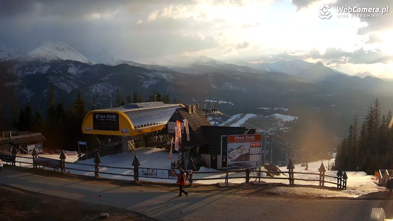 Małe Ciche - widok na parking - 13 marzec 2026, 16:56