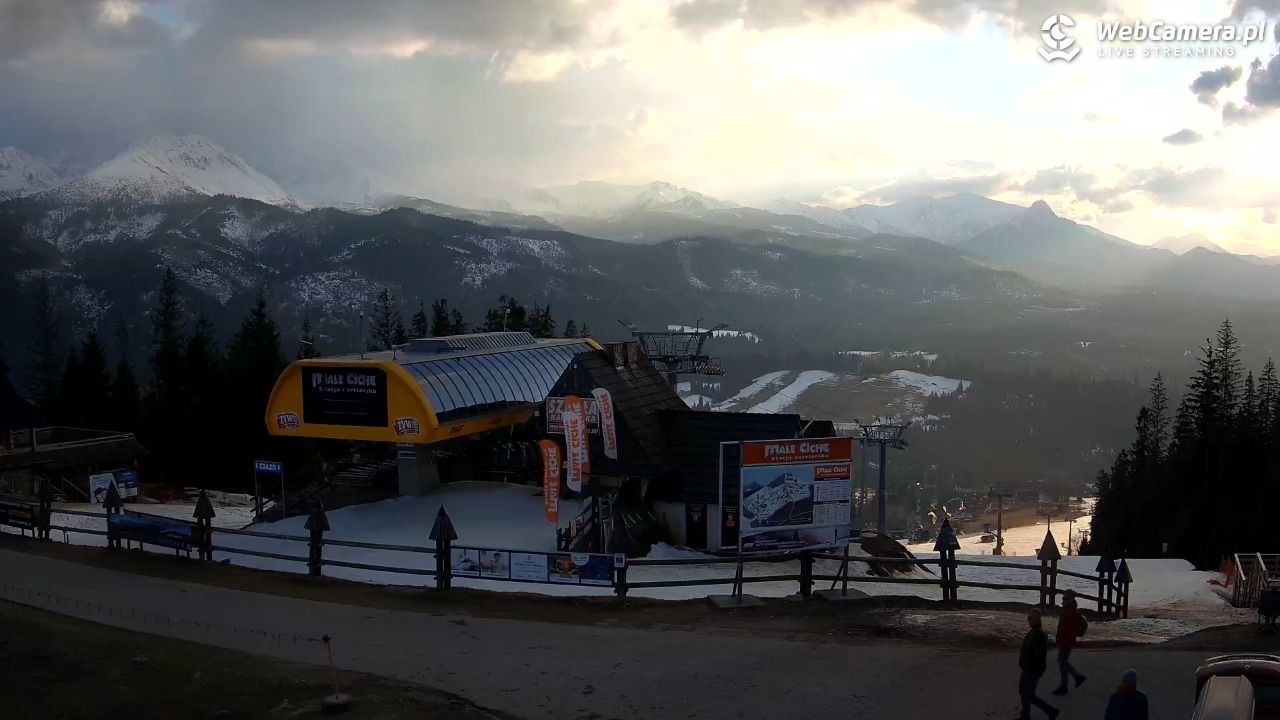 Małe Ciche - widok na parking - 13 marzec 2026, 16:52