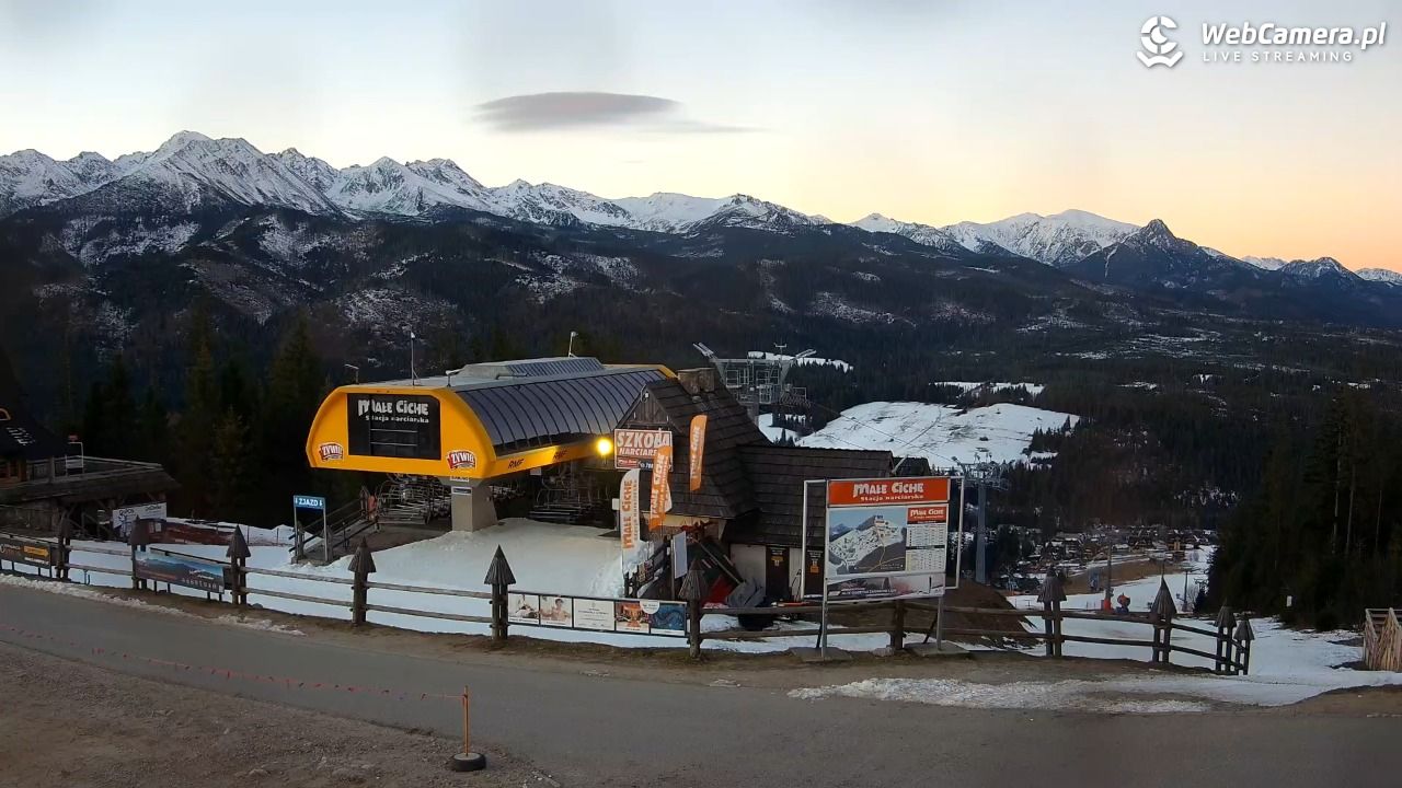 Małe Ciche - widok na parking - 13 grudzień 2025, 07:30