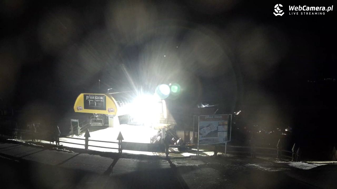 Małe Ciche - widok na parking - 12 grudzień 2025, 21:41