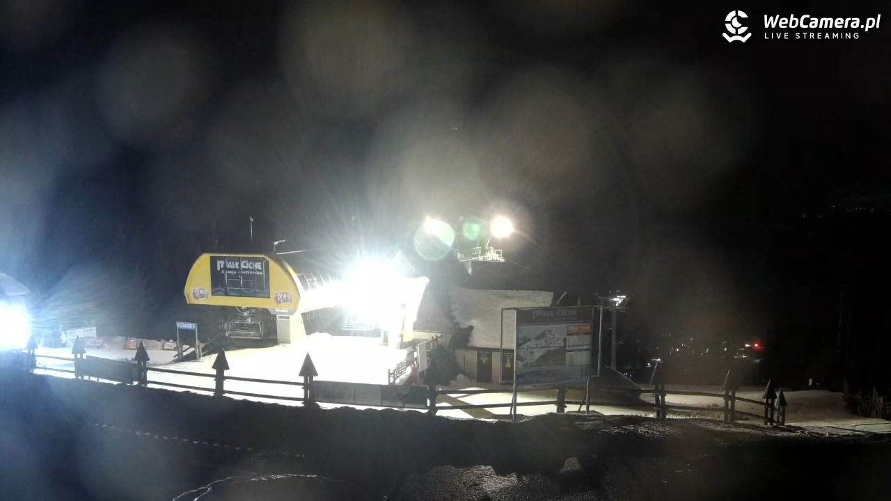 Małe Ciche - widok na parking - 25 styczeń 2026, 22:08