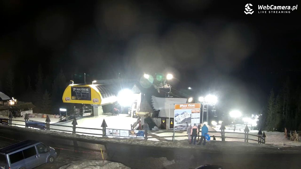 Małe Ciche - widok na parking - 25 styczeń 2026, 20:31