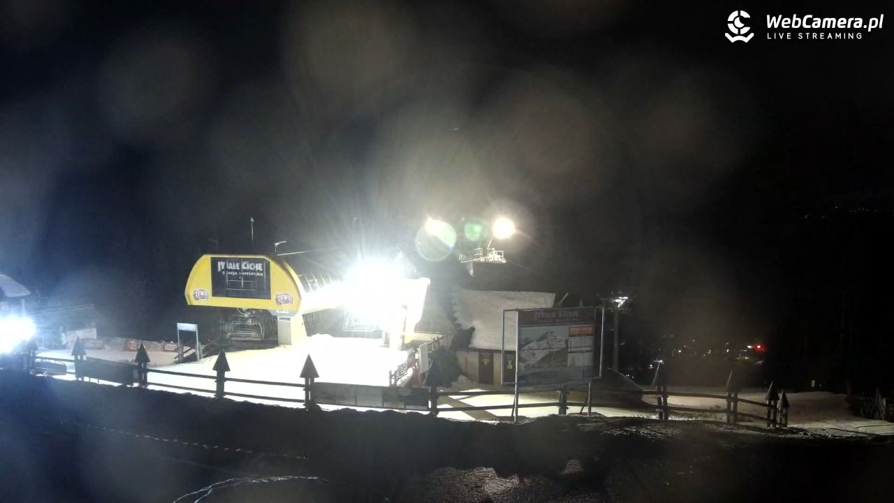 Małe Ciche - widok na parking - 25 styczeń 2026, 22:08