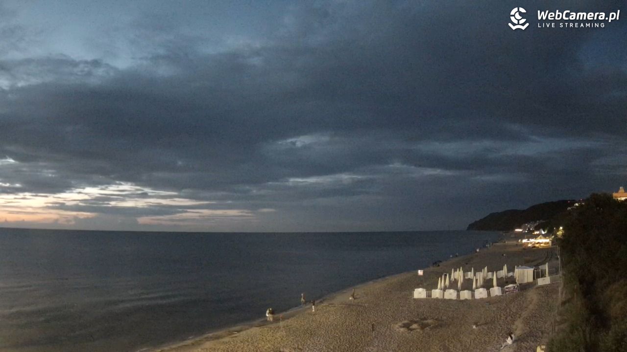 Międzyzdroje - widok na wschodnią stronę plaży - 01 sierpień 2025, 21:59