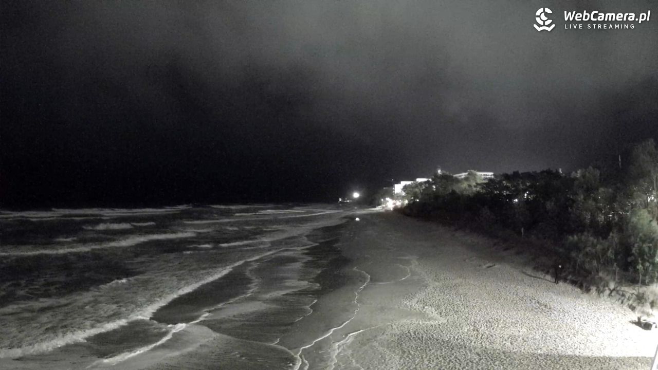 Międzyzdroje - widok na wschodnią stronę plaży - 17 październik 2026, 22:19