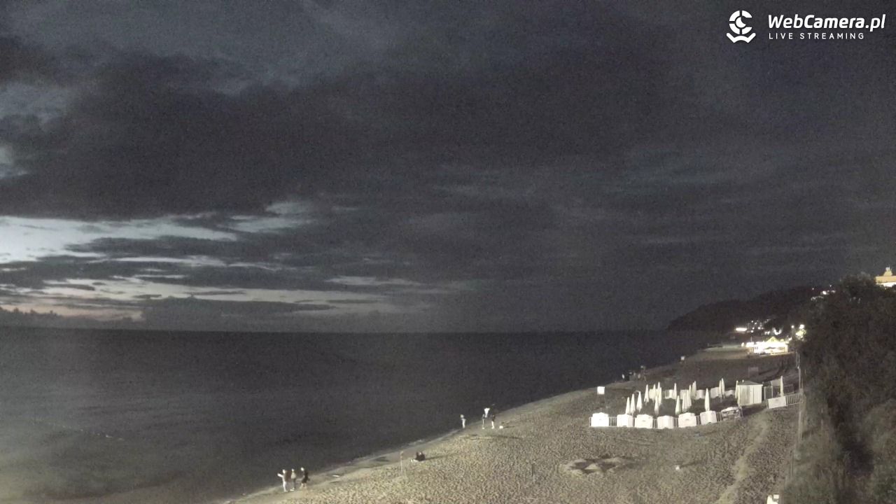 Międzyzdroje - widok na wschodnią stronę plaży - 01 sierpień 2025, 22:20