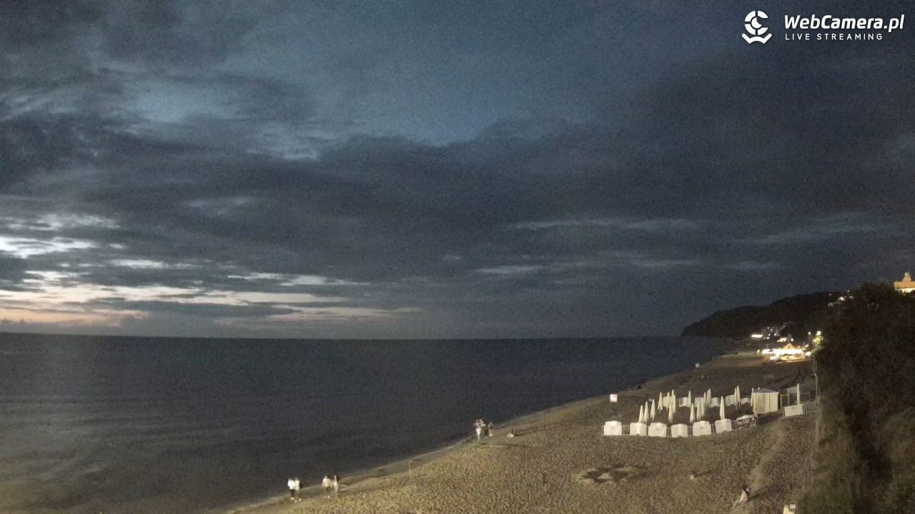Międzyzdroje - widok na wschodnią stronę plaży - 01 sierpień 2025, 22:08