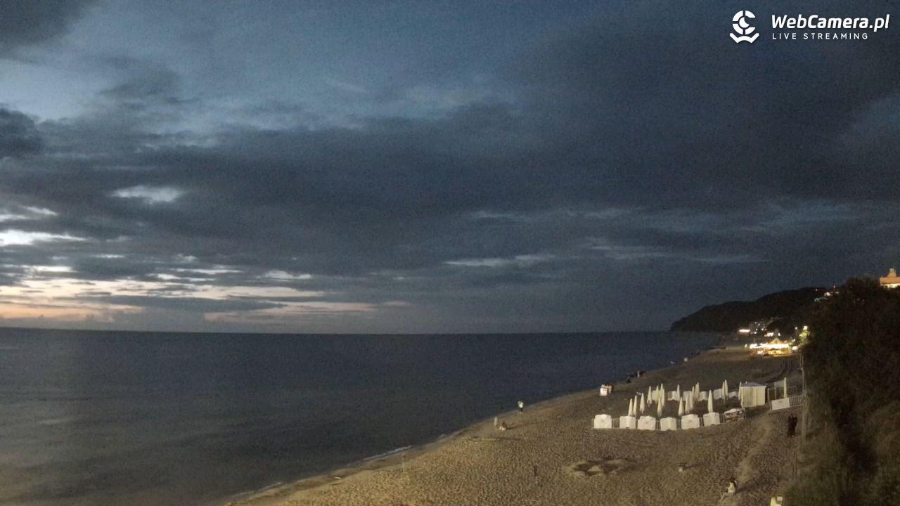 Międzyzdroje - widok na wschodnią stronę plaży - 01 sierpień 2025, 22:04