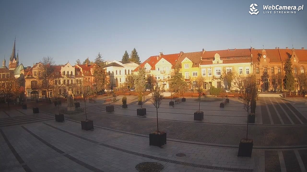 Myślenice - widok na Rynek - 04 listopad 2025, 07:41