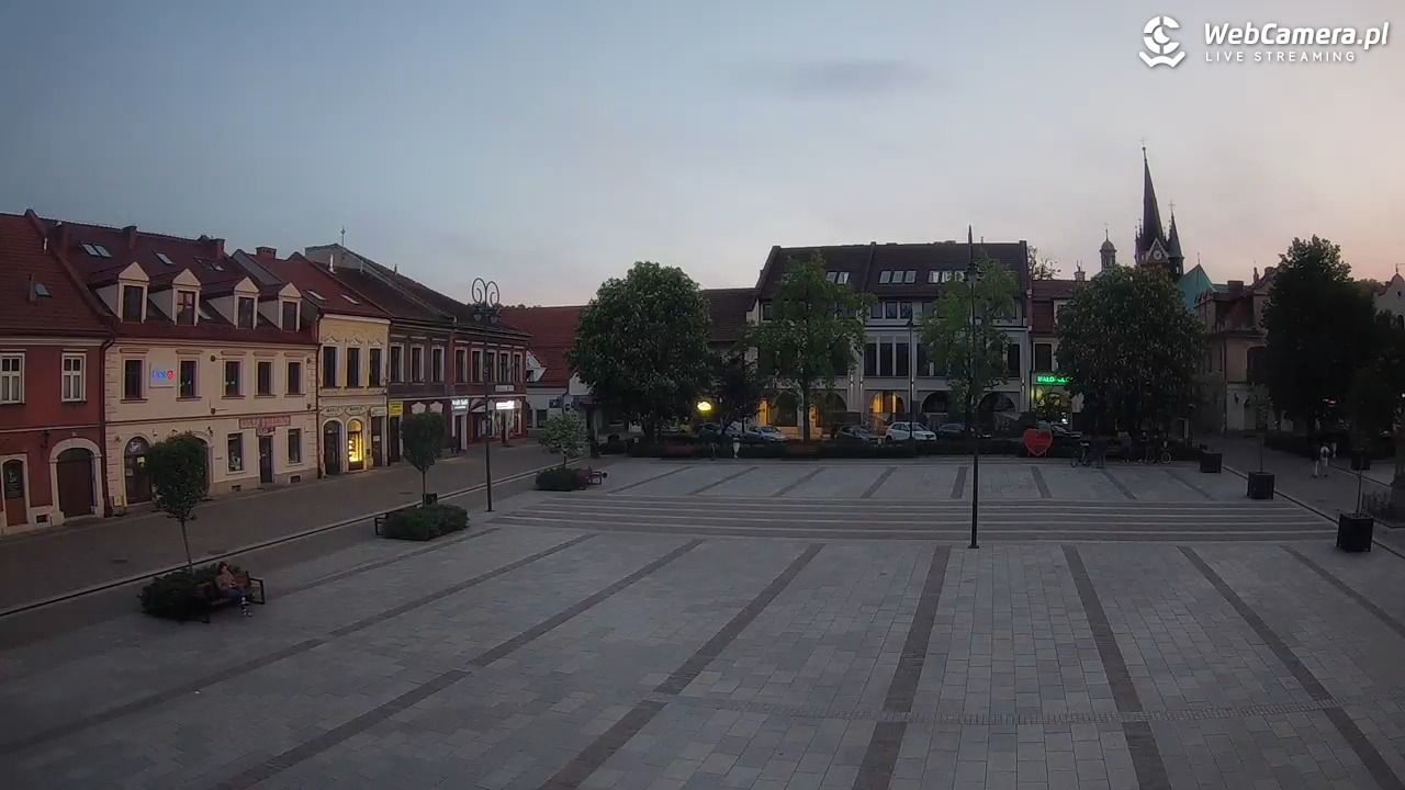 Myślenice - widok na Rynek - 30 kwiecień 2025, 20:10