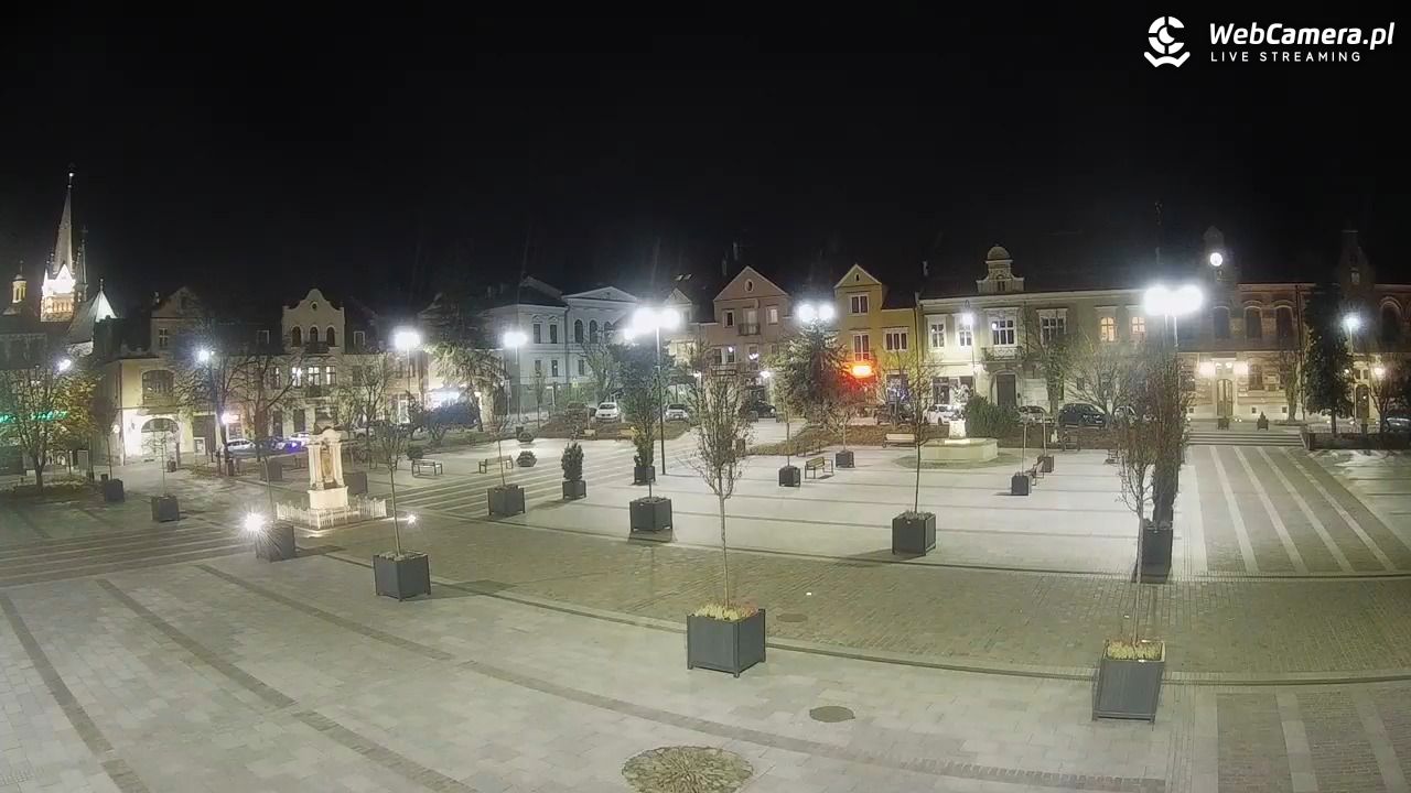Myślenice - widok na Rynek - 02 listopad 2025, 19:13
