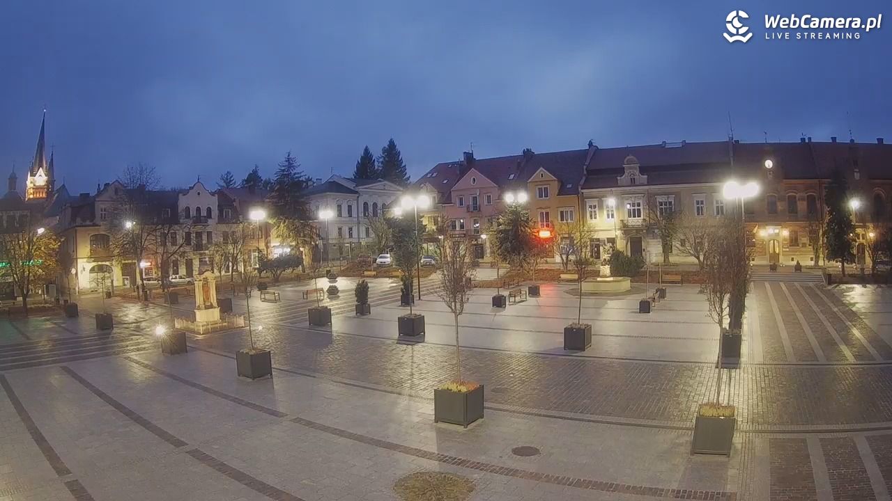 Myślenice - widok na Rynek - 03 listopad 2025, 06:14