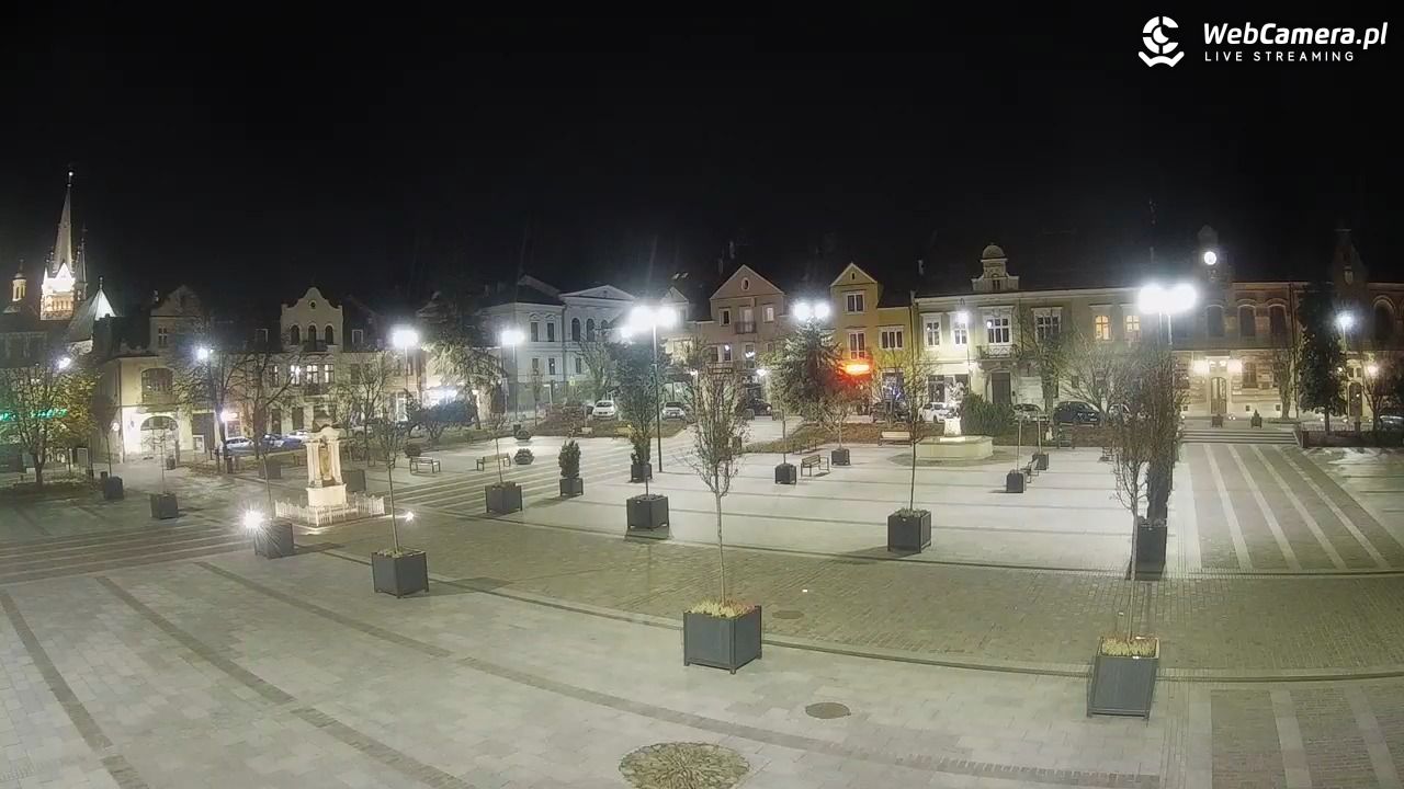 Myślenice - widok na Rynek - 02 listopad 2025, 19:13