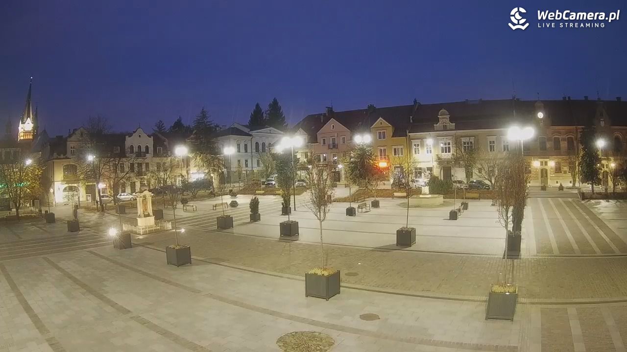 Myślenice - widok na Rynek - 02 listopad 2025, 05:58