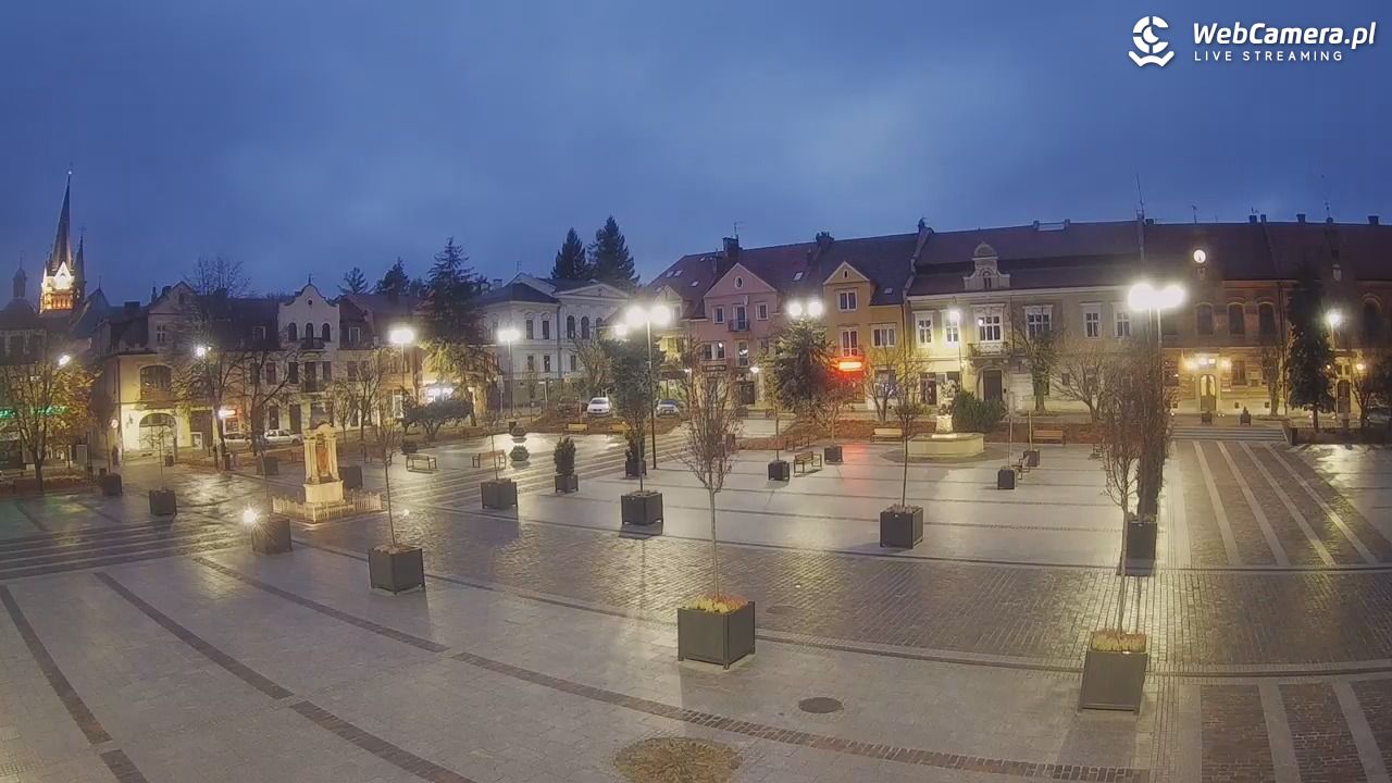 Myślenice - widok na Rynek - 03 listopad 2025, 06:14
