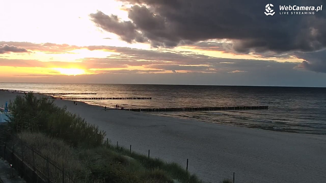 NIECHORZE - widok na plażę i morze - 15 wresień 2025, 19:07