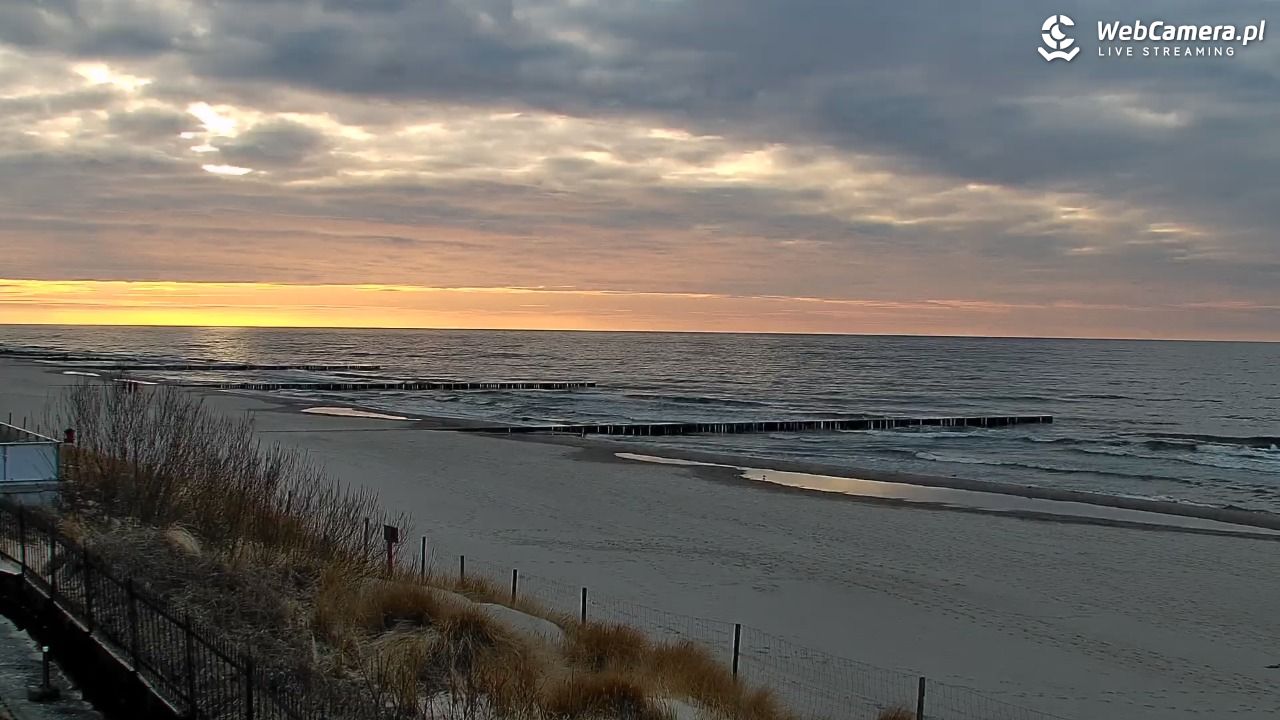 NIECHORZE - widok na plażę i morze - 03 kwiecień 2026, 18:50