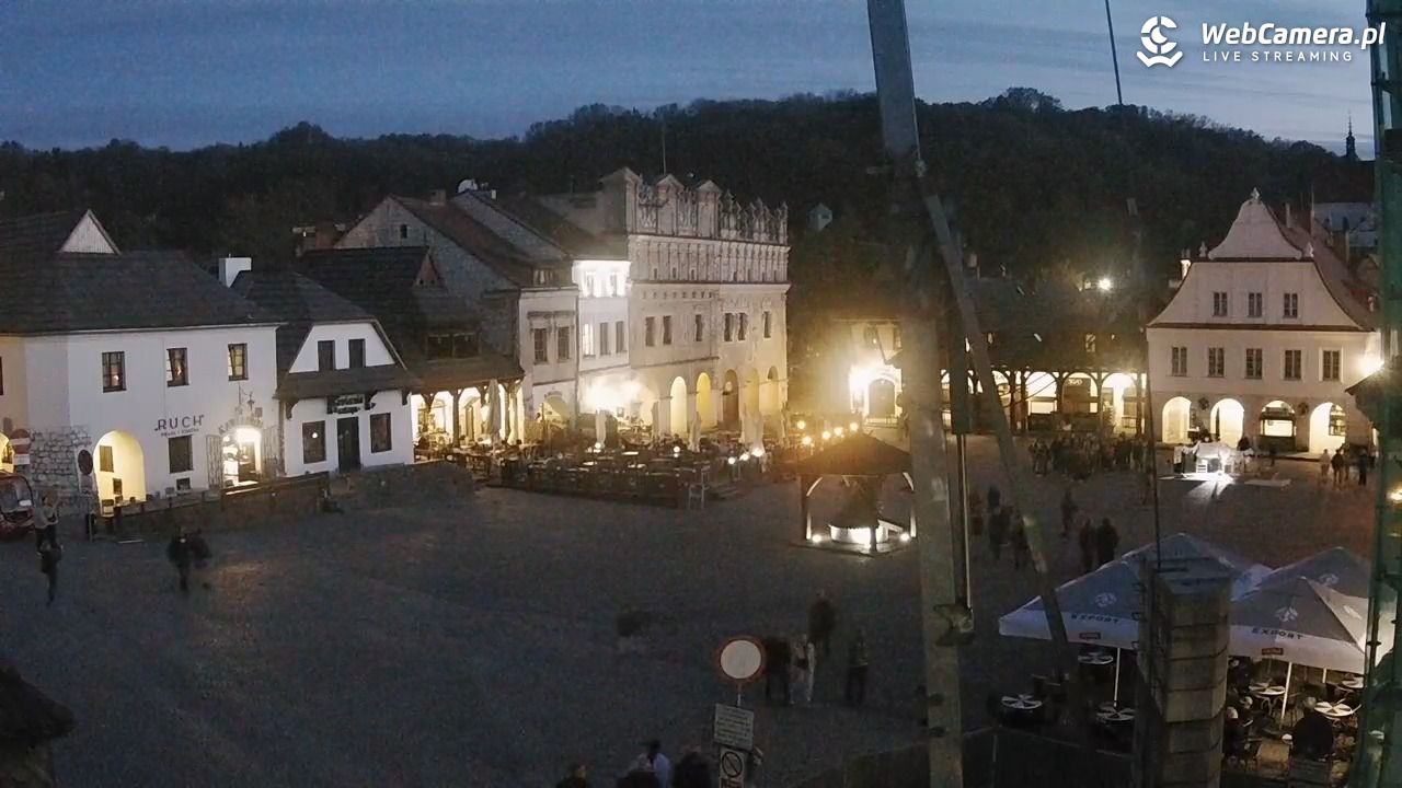 Kazimierz Dolny - widok na Rynek - 25 kwiecień 2026, 20:26