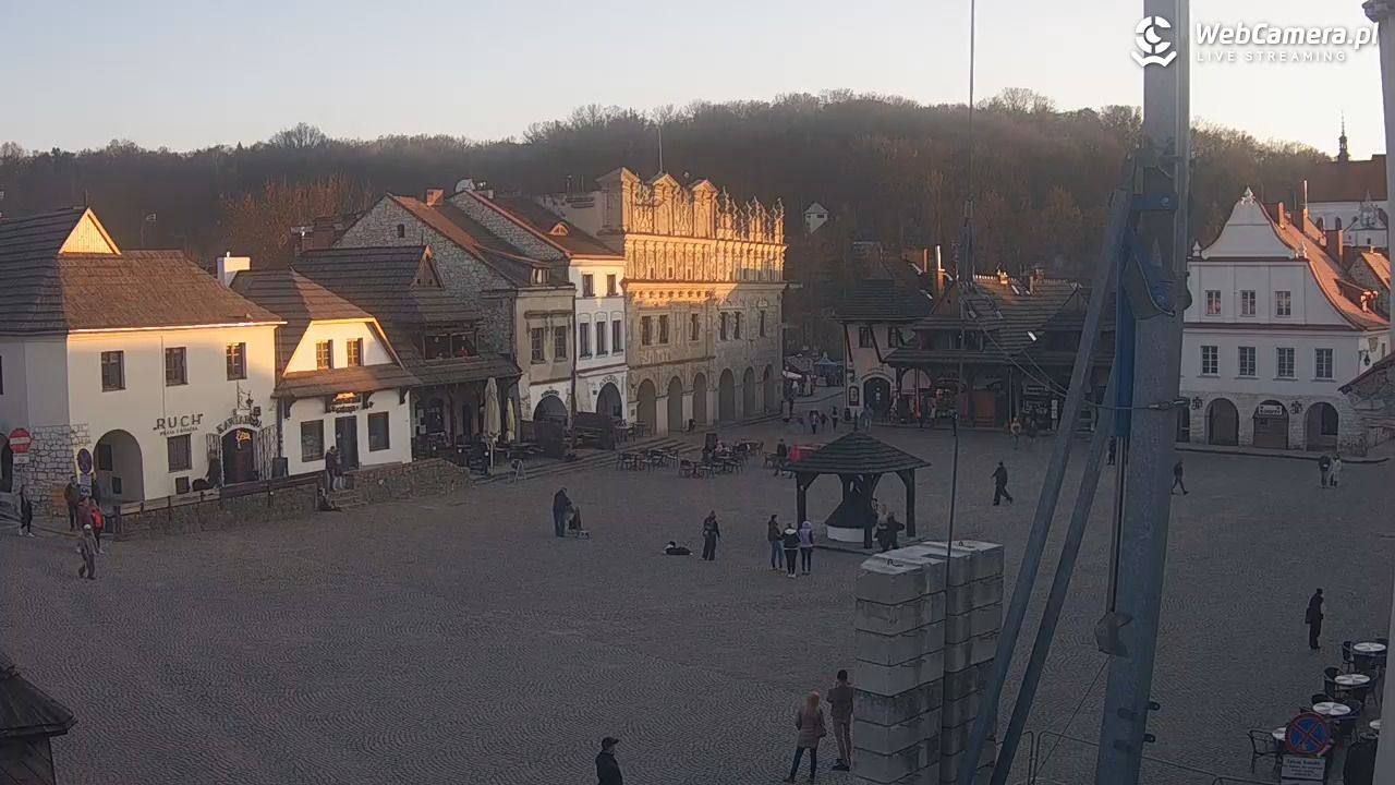 Kazimierz Dolny - widok na Rynek - 21 marzec 2026, 17:19