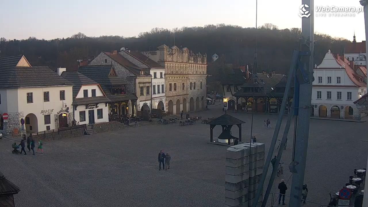 Kazimierz Dolny - widok na Rynek - 21 marzec 2026, 17:50