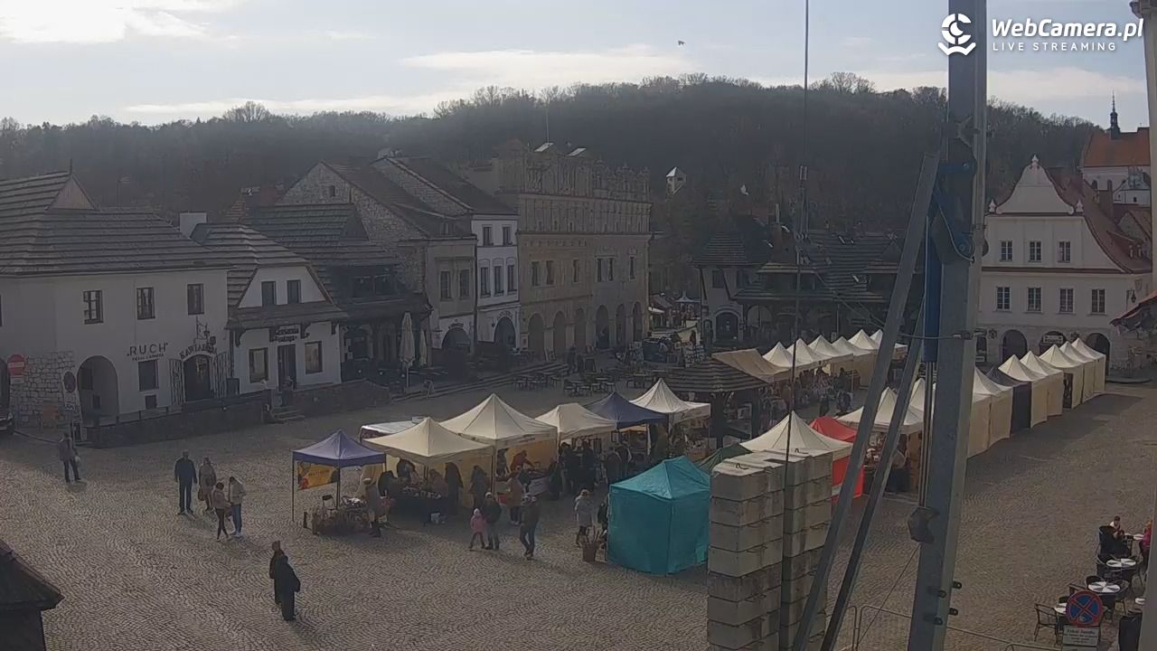 Kazimierz Dolny - widok na Rynek - 22 marzec 2026, 10:40
