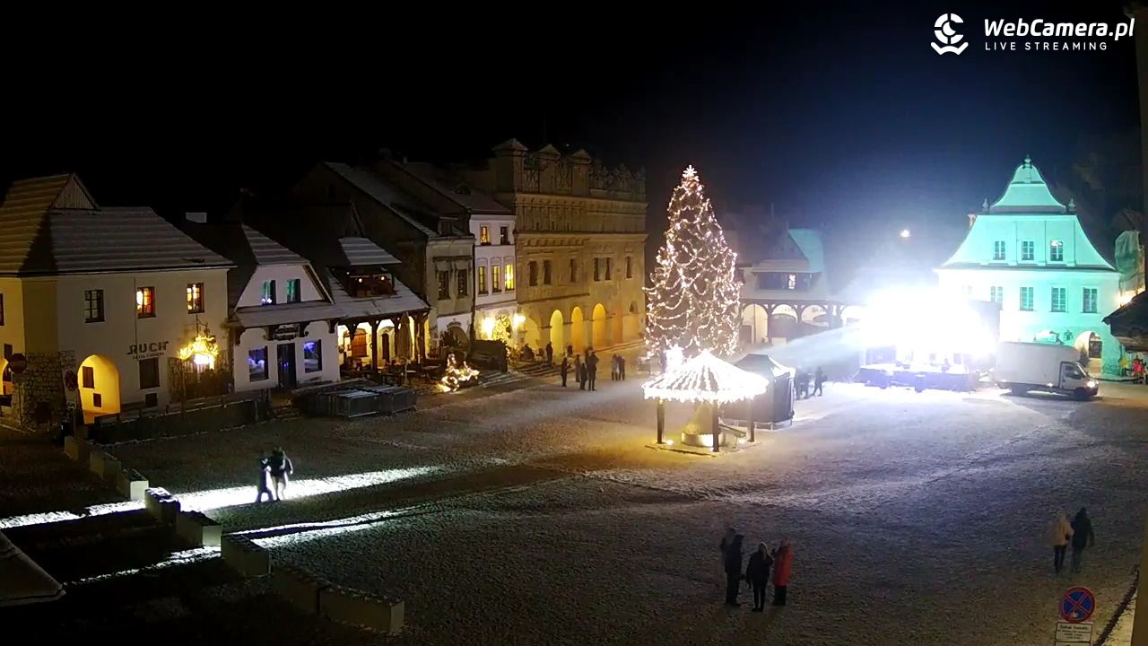 Kazimierz Dolny - widok na Rynek - 01 styczeń 2026, 01:21