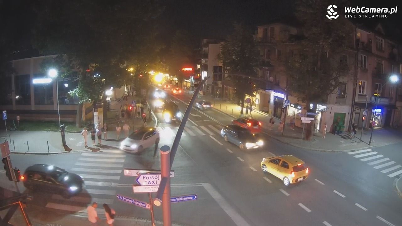 Zakopane - widok na skrzyżowanie ulic Zamoyskiego i Krupówek - 10 sierpień 2025, 21:21