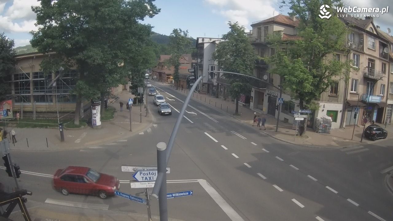Zakopane - widok na skrzyżowanie ulic Zamoyskiego i Krupówek - 21 czerwiec 2025, 08:52