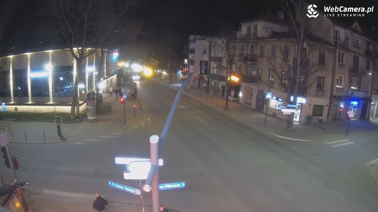 Zakopane - widok na skrzyżowanie ulic Zamoyskiego i Krupówek - 18 kwiecień 2026, 23:01