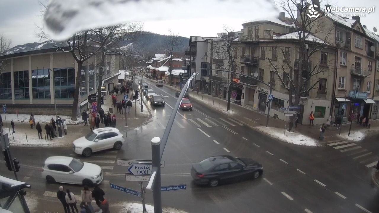 Zakopane - widok na skrzyżowanie ulic Zamoyskiego i Krupówek - 26 grudzień 2025, 14:07