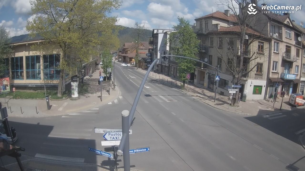 Zakopane - widok na skrzyżowanie ulic Zamoyskiego i Krupówek - 12 maj 2025, 10:27