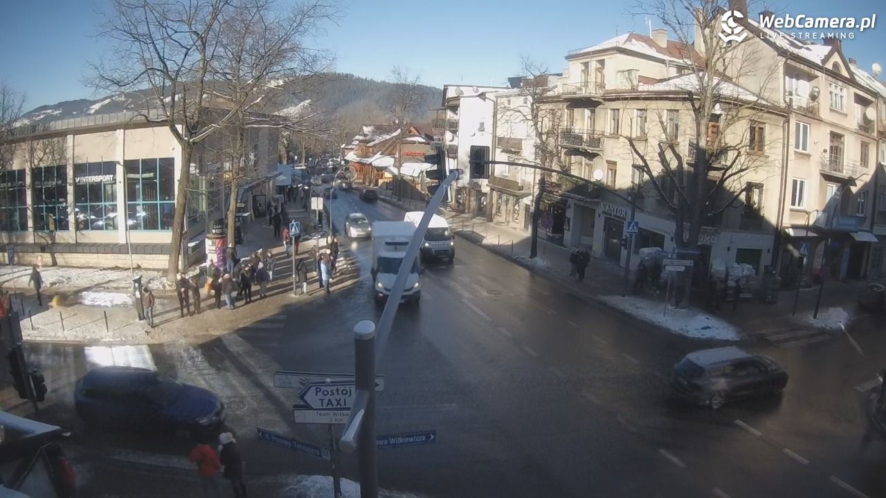 Zakopane - widok na skrzyżowanie ulic Zamoyskiego i Krupówek - 27 grudzień 2025, 11:17