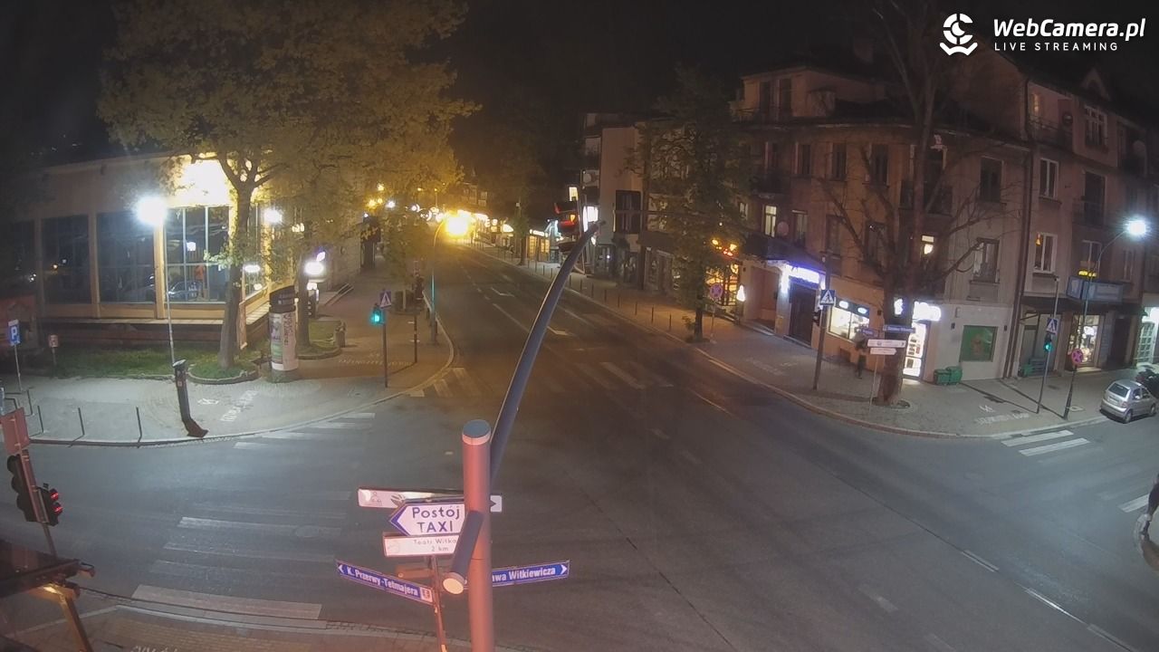 Zakopane - widok na skrzyżowanie ulic Zamoyskiego i Krupówek - 15 maj 2025, 22:10