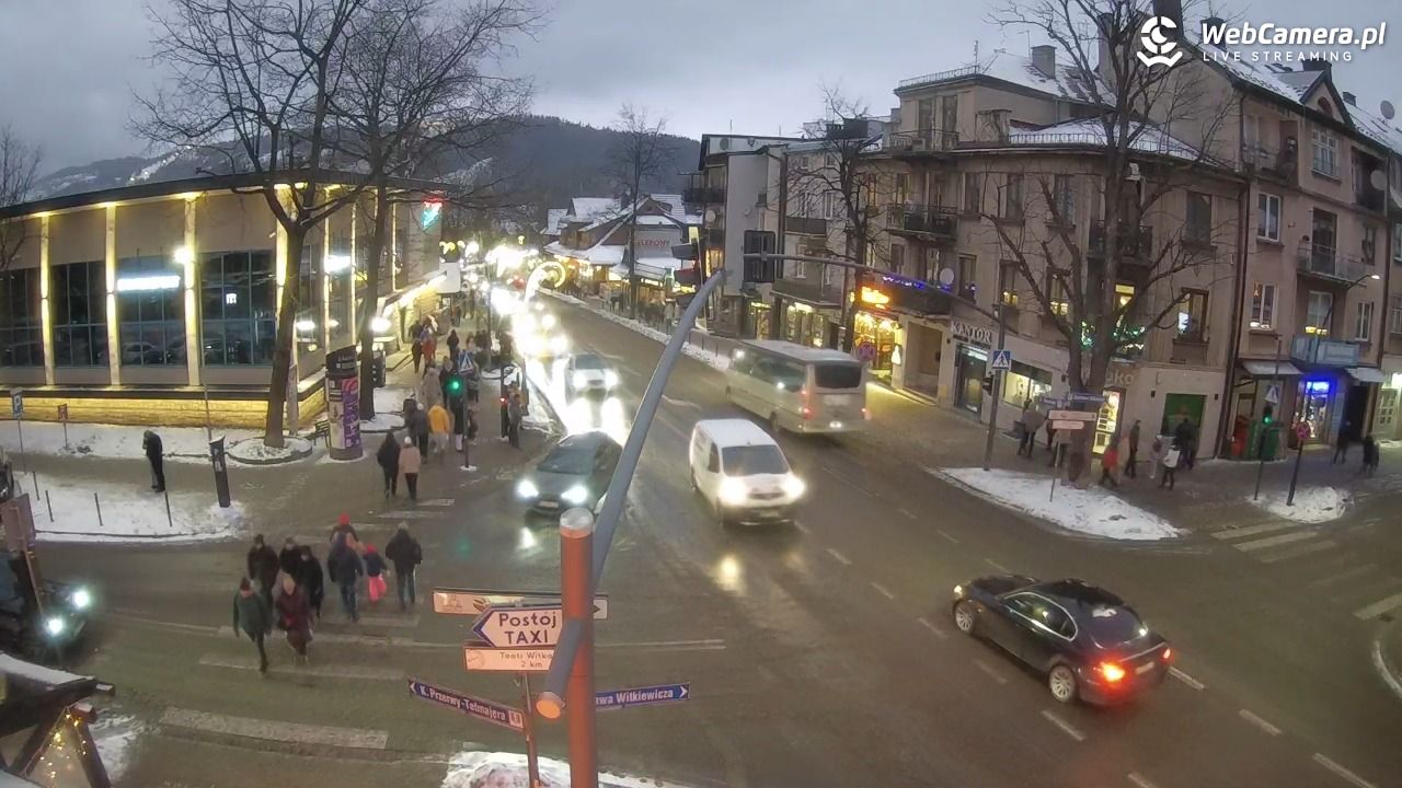 Zakopane - widok na skrzyżowanie ulic Zamoyskiego i Krupówek - 28 grudzień 2025, 16:04