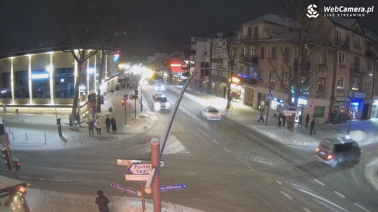 Zakopane - widok na skrzyżowanie ulic Zamoyskiego i Krupówek - 30 grudzień 2025, 22:26