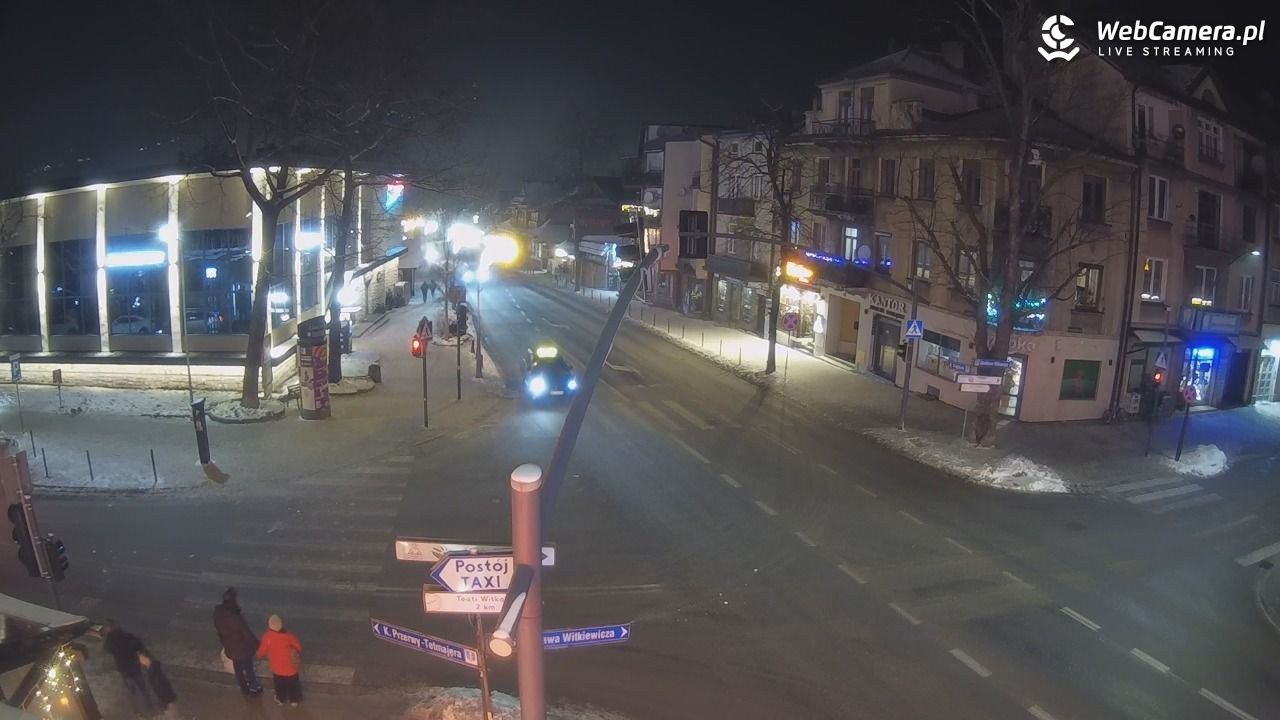 Zakopane - widok na skrzyżowanie ulic Zamoyskiego i Krupówek - 26 grudzień 2025, 23:33