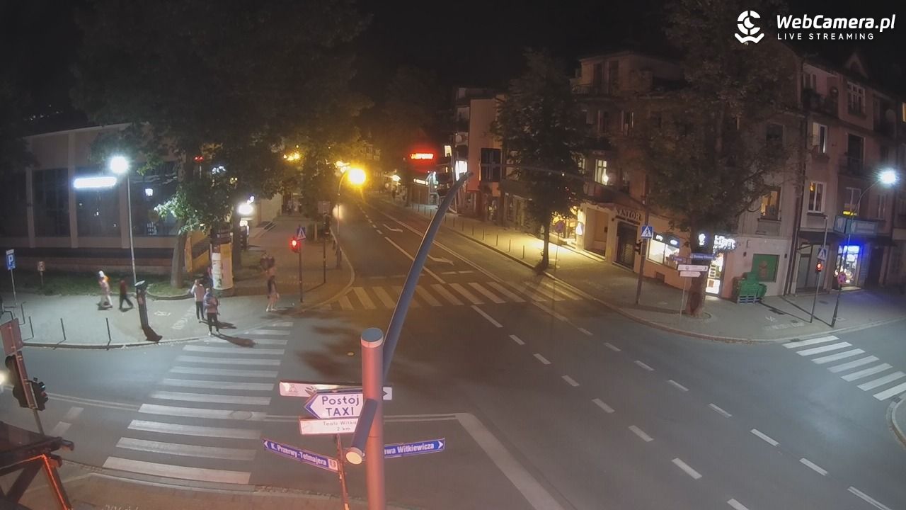 Zakopane - widok na skrzyżowanie ulic Zamoyskiego i Krupówek - 12 sierpień 2025, 22:52