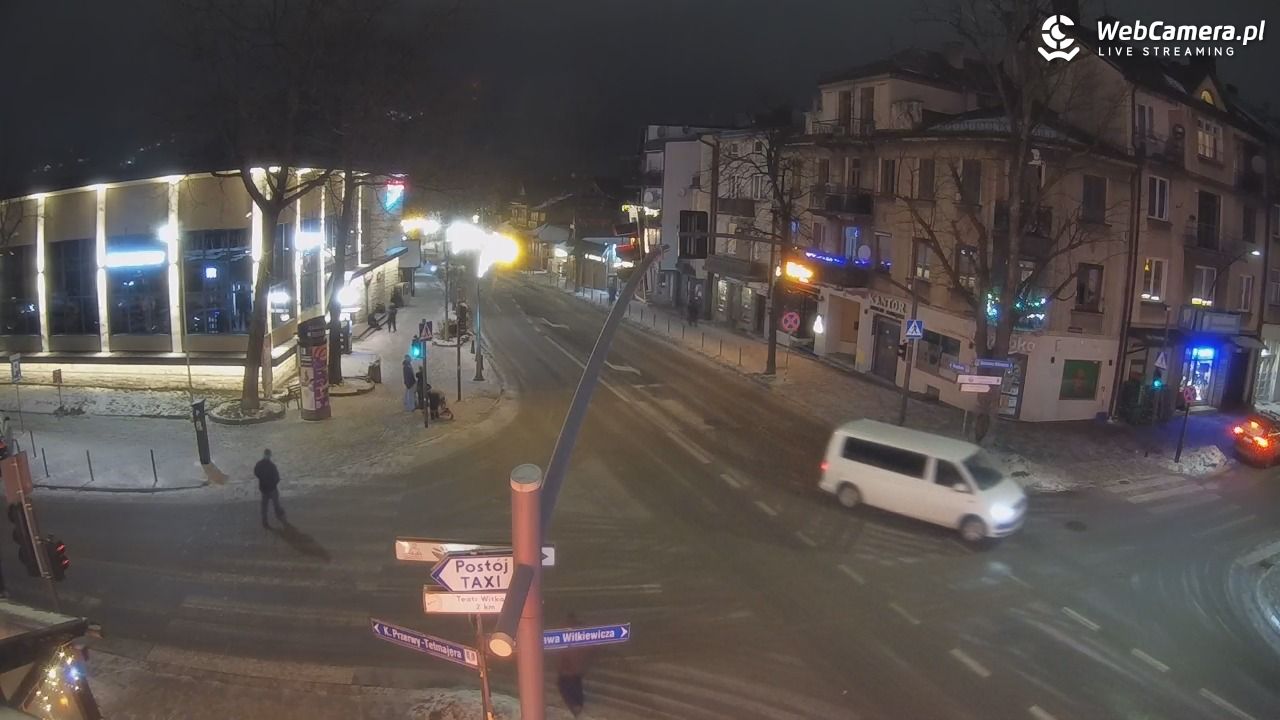 Zakopane - widok na skrzyżowanie ulic Zamoyskiego i Krupówek - 29 grudzień 2025, 23:31