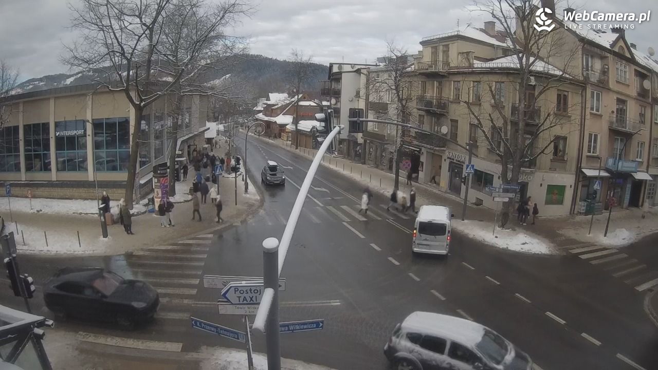 Zakopane - widok na skrzyżowanie ulic Zamoyskiego i Krupówek - 26 grudzień 2025, 10:42
