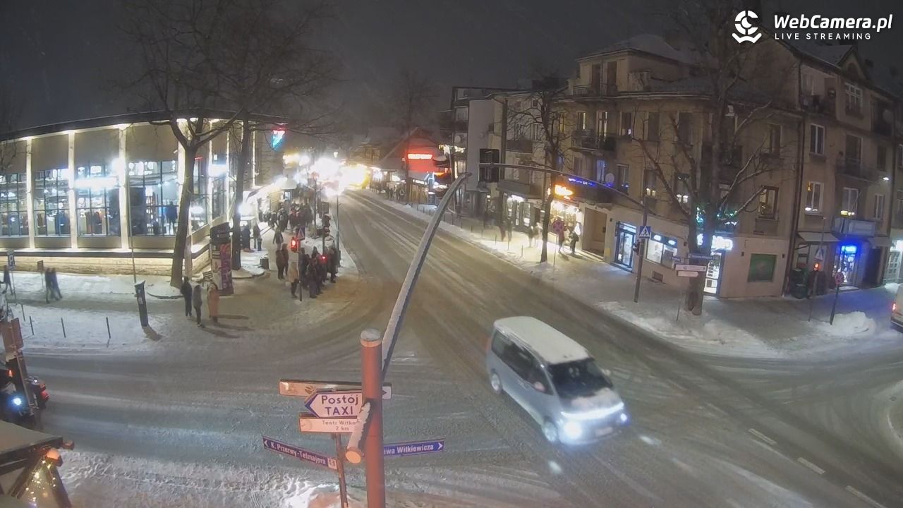Zakopane - widok na skrzyżowanie ulic Zamoyskiego i Krupówek - 30 grudzień 2025, 19:14