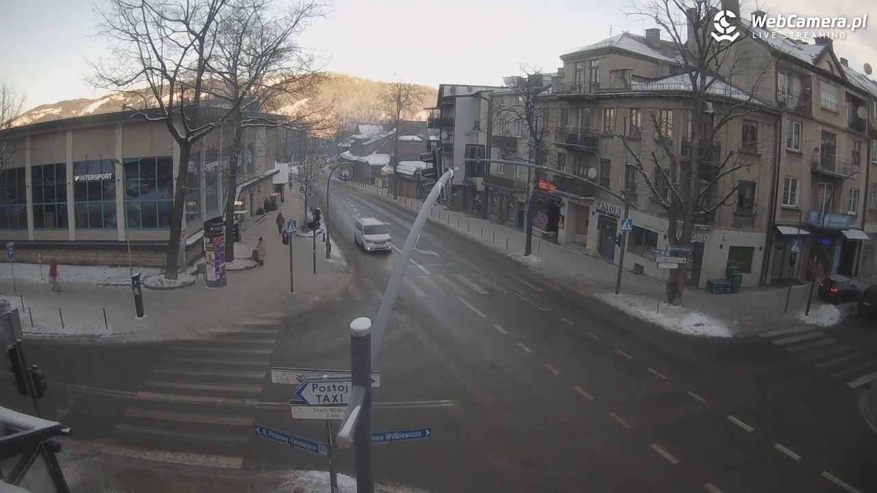 Zakopane - widok na skrzyżowanie ulic Zamoyskiego i Krupówek - 27 grudzień 2025, 08:40