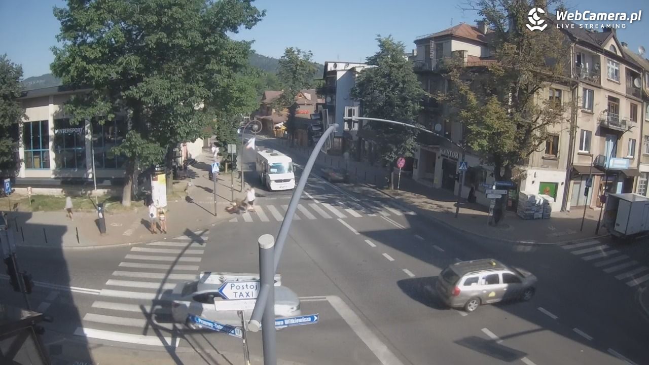 Zakopane - widok na skrzyżowanie ulic Zamoyskiego i Krupówek - 16 sierpień 2025, 09:03