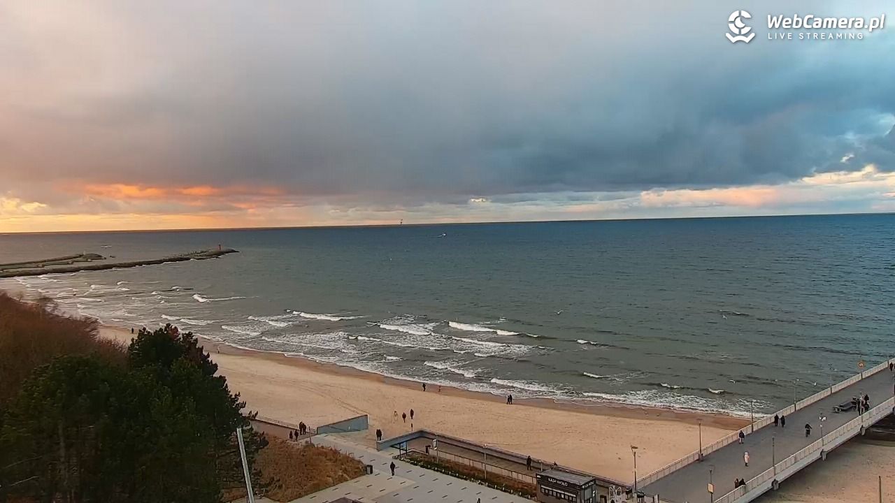 Kołobrzeg - widok na molo - 23 grudzień 2025, 15:19