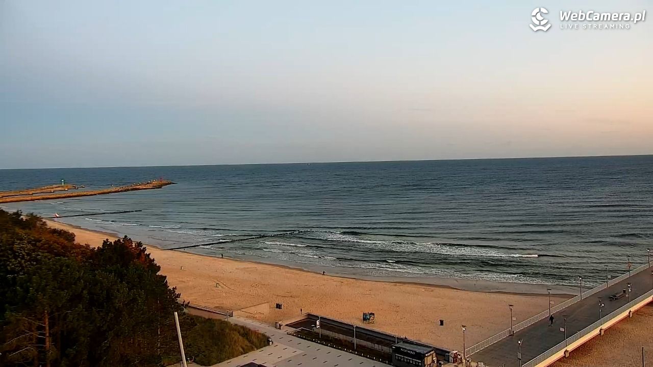 Kołobrzeg - widok na molo - 16 wresień 2025, 06:19