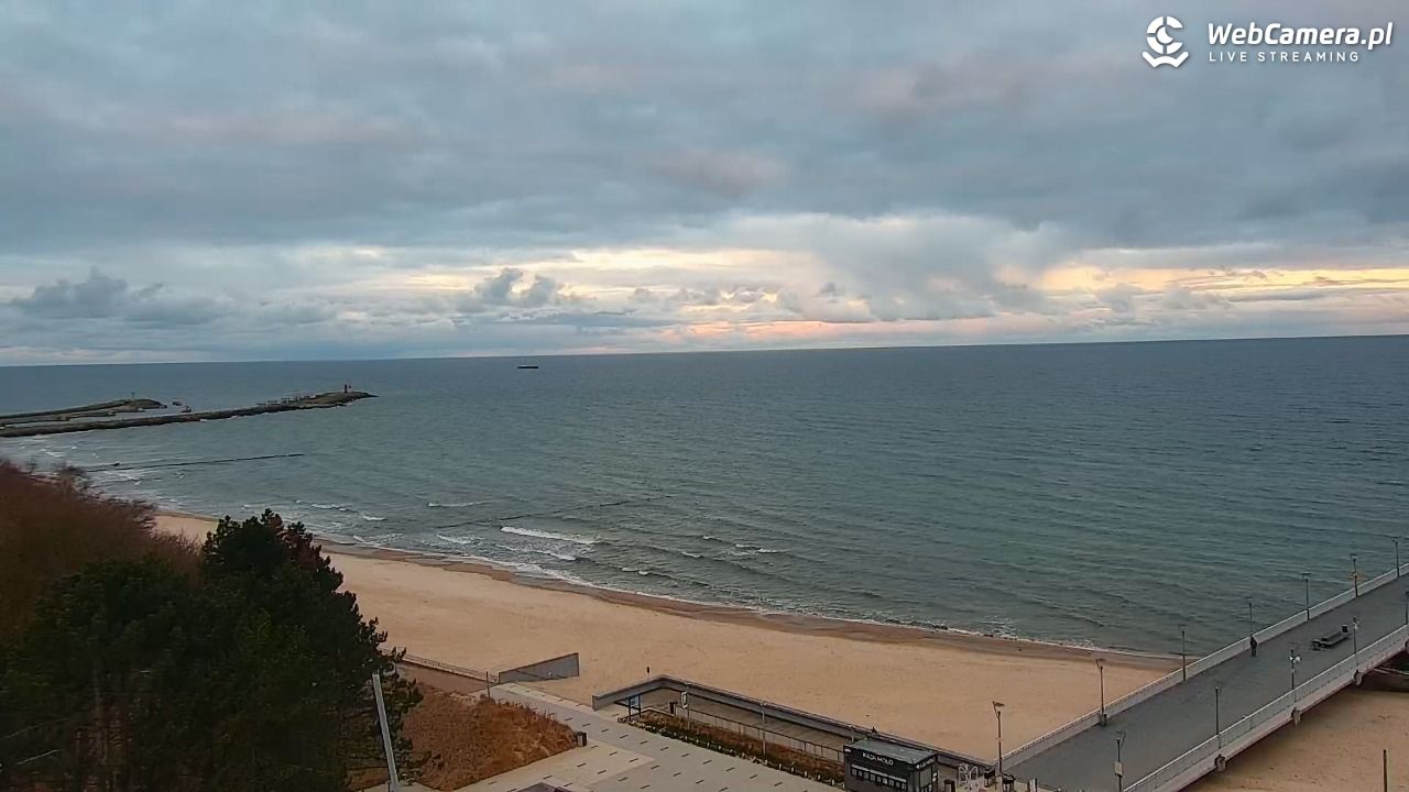Kołobrzeg - widok na molo - 23 grudzień 2025, 08:32