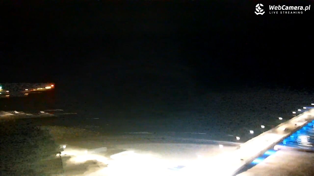 Kołobrzeg - widok na molo - 22 grudzień 2025, 19:54