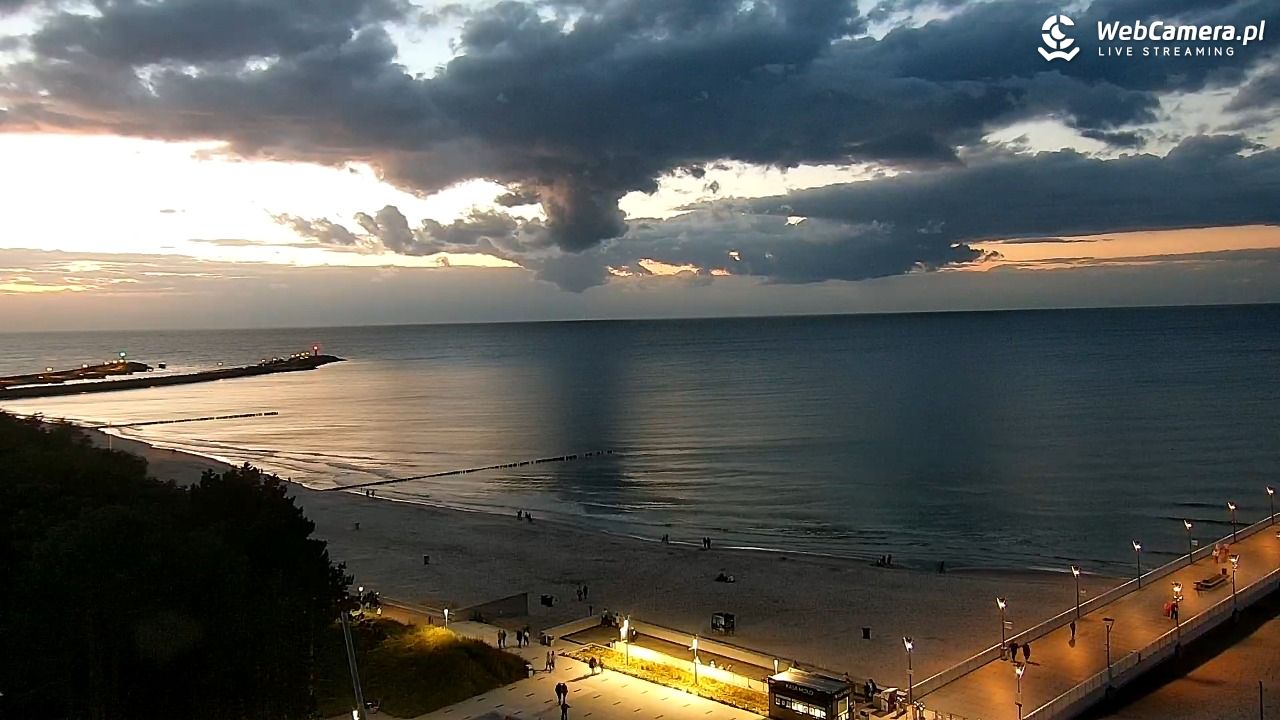 Kołobrzeg - widok na molo - 15 wresień 2025, 19:47