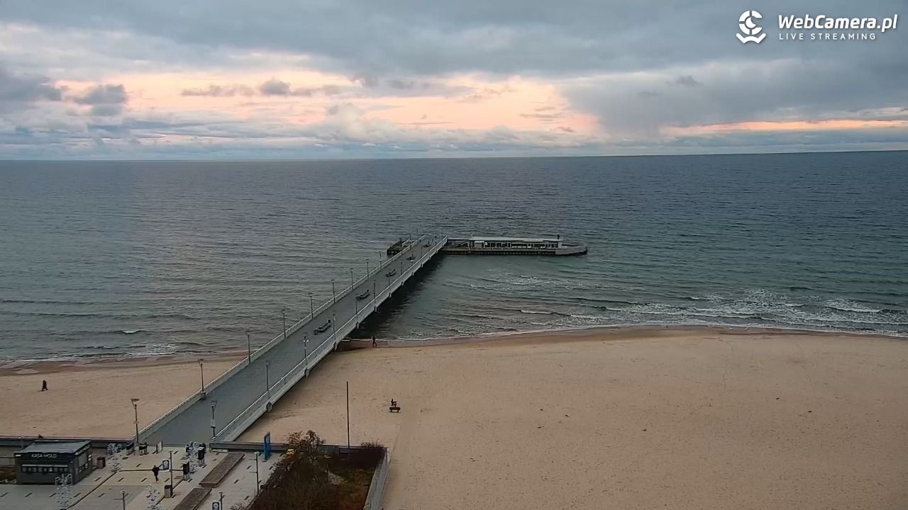 Kołobrzeg - widok na molo - 23 grudzień 2025, 08:13