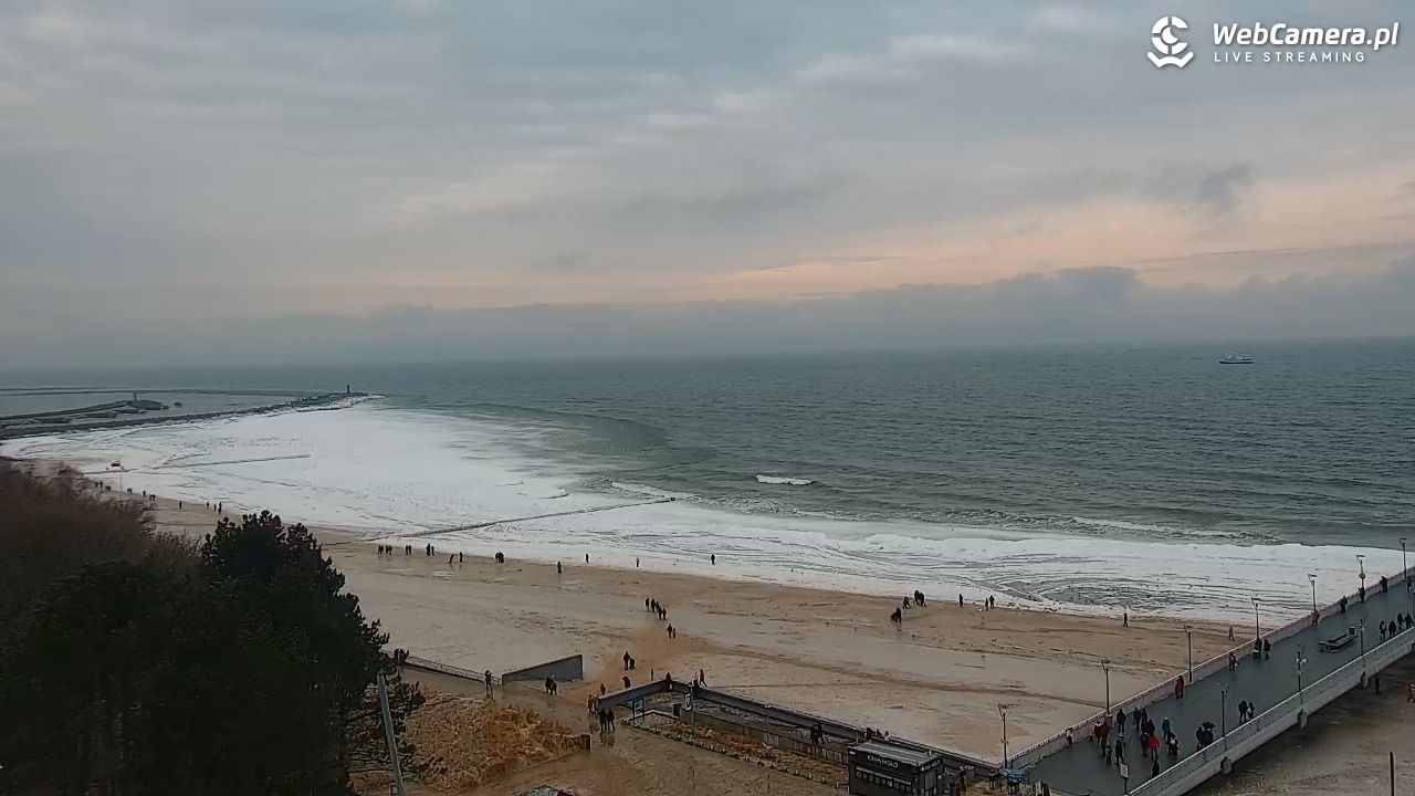 Kołobrzeg - widok na molo - 07 luty 2026, 16:15