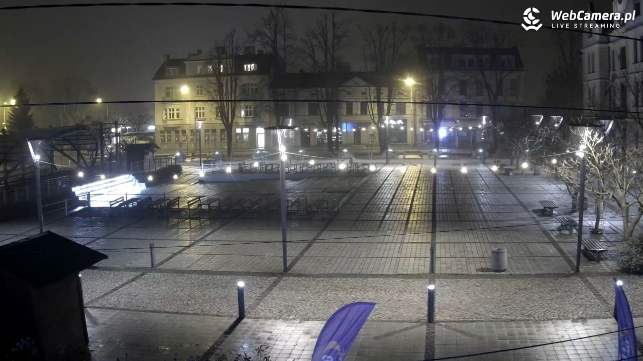 USTROŃ - widok na rynek - 15 listopad 2025, 22:59